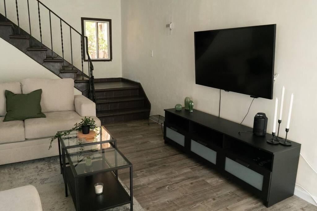 Spacious 2-Bedroom Unit In Hollywood Los Ángeles Exterior foto